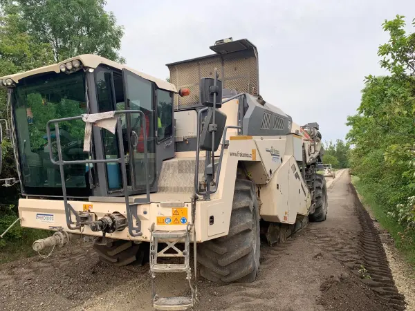 Recykler drogowy Wirtgen podczas serwisu na budowie drogi