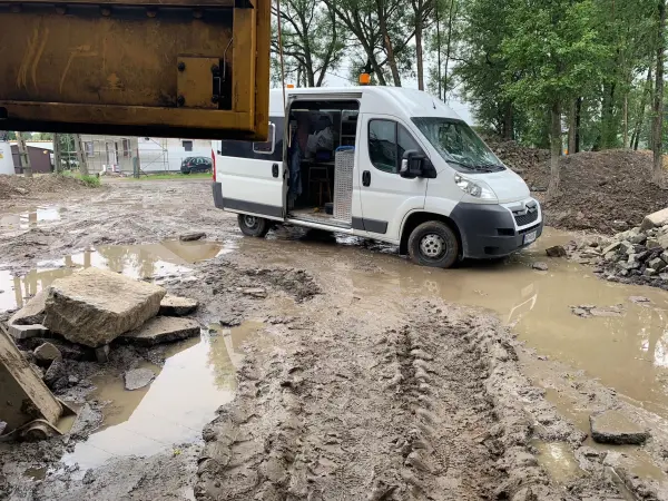 Samochód serwisowy na błotnistym placu budowy