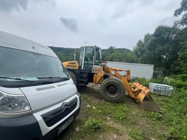 Ładowarka kołowa Liebherr i samochód serwisowy w terenie